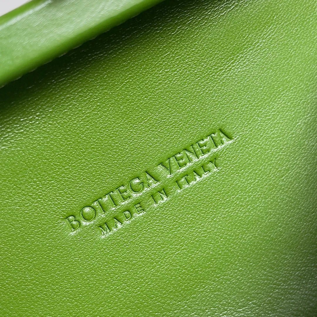 Batch 1860 BV Knot | The classic return of the evening bag. Original leather ➕ Stainless steel hardware ➕ 24k real gold plating ➕ Fully handmade. Those who know the history of our brand should have heard that the knot is a story of Bottega Veneta, and it is also one of the more important design elements. Matthieu Blazy's work this season sublimates Knot's classics, with a new knot design and a woven shoulder strap, plus Fouland Intreccio's weaving technology, adding some fashion to the retro and nostalgic feel of the past. Style number: 717622 Size: 20.5*6*12.5
